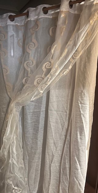 Cortina de tela con aros beige y blanco