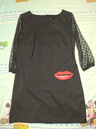 Vestido negro con mangas de lunares y labios