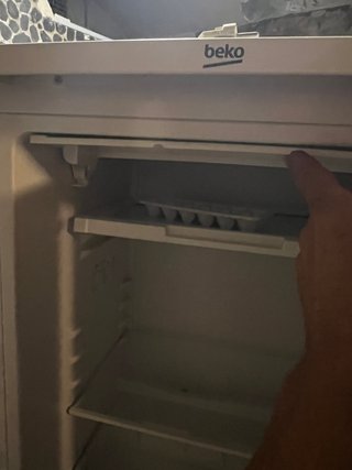 Nevera Beko pequeña para reparar