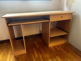 Mesa de escritorio de madera.