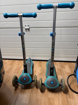 2 Patinetes Globber Azules con Ruedas con Luz