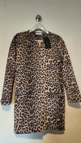 Abrigo blazer estampado leopardo con etiqueta