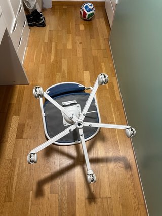 Silla de escritorio con ruedas azul y blanca