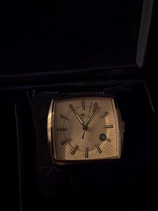 Relojes Casio y Lotus, Escuch