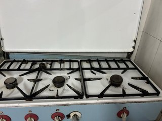 Lote de Cocina de Gas Butano con Horno y mesita