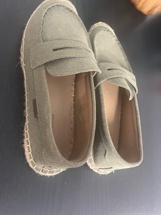 Zapatos planos ante verde kaki