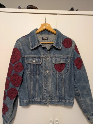 Cazadora vaquera customizada con rosas