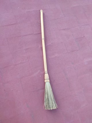 Escoba de bruja para disfraz