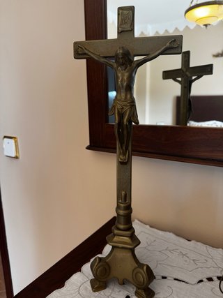 Crucifijo de mesa de bronce