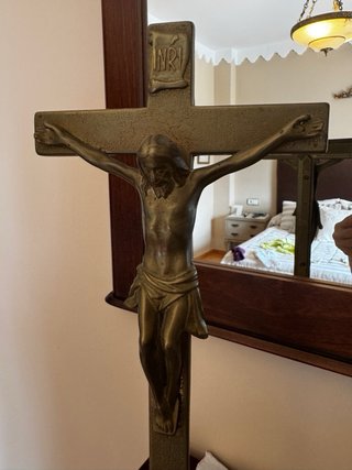 Crucifijo de mesa de bronce