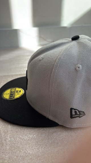Gorra New Era LA 59FIFTY - Gris y Negra (55,8cm)