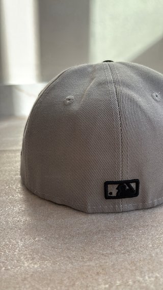 Gorra New Era LA 59FIFTY - Gris y Negra (55,8cm)