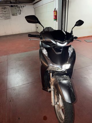 Honda SH125 2021 con chasis doblado tras accidente