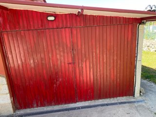 Puerta de chapa roja