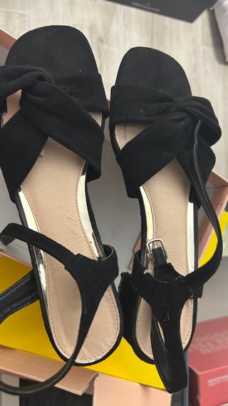 Sandalias negras con nudo