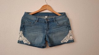 Short vaquero con detalles de encaje
