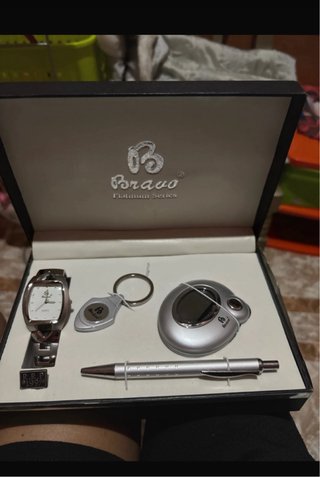 Set de Regalo Bravo: Reloj, Llavero, Bolígrafo