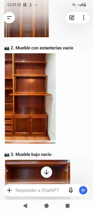 Mueble de madera con vitrina