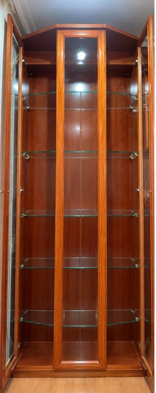 Mueble de madera con vitrina