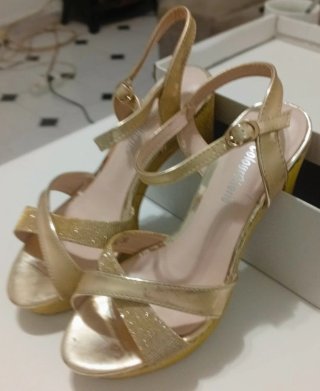 Zapatos tacón Colourcheiie dorado champán T37