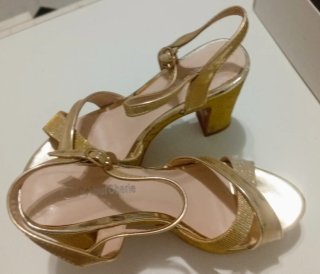 Zapatos tacón Colourcheiie dorado champán T37