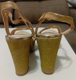 Zapatos tacón Colourcheiie dorado champán T37