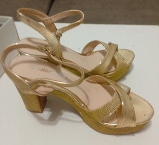 Zapatos tacón Colourcheiie dorado champán T37