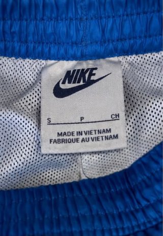 Pantalón Nike azul con raya blanca