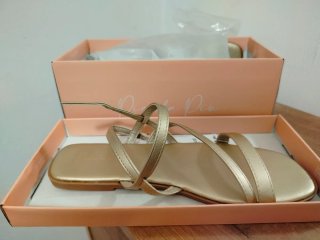 Sandalias doradas planas sin estrenar