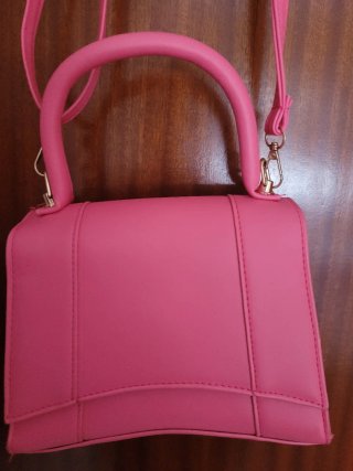 Bolso de mano rosa con correa
