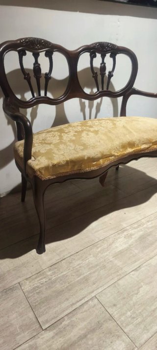 Sofá antiguo de madera tapizado