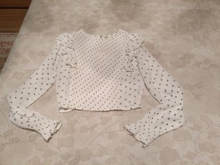 Top blanco con estampado negro de estrellas