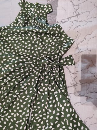 Vestido verde con estampado de lunares
