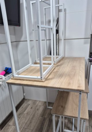 Mesa alta de cocina con 4 taburetes