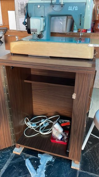 Máquina de coser eléctrica Alfa con mueble