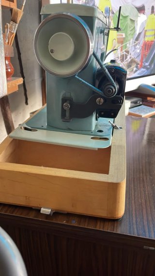 Máquina de coser eléctrica Alfa con mueble