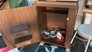 Máquina de coser eléctrica Alfa con mueble