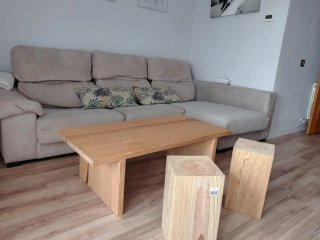 Mesa centro madera natural y 5 bancos