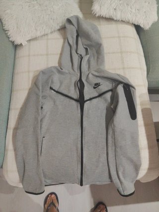 Chaqueta Nike Tech Fleece Gris con capuy