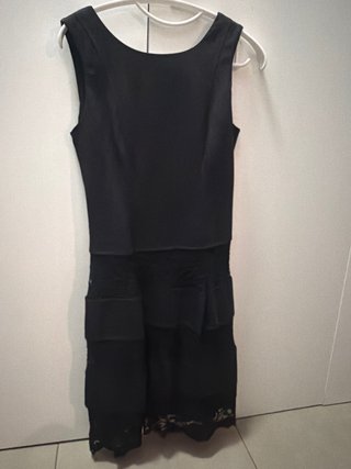 El vestido tiene un corte muy bonito, el material