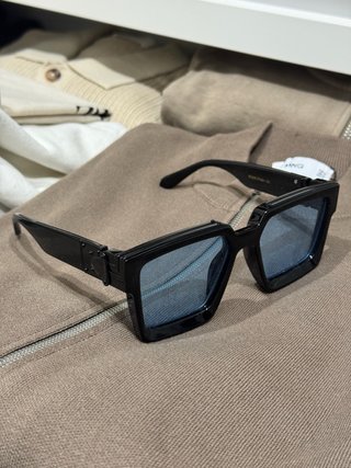 Gafas de sol negras con cristales azules