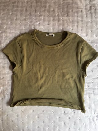 Crop top acanalado color verde oliva