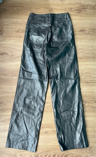 Pantalón efecto piel metalizado