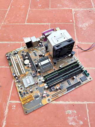 Placa base LGA775 con CPU, disipador y 4 GB DDR2