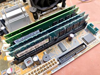 Placa base LGA775 con CPU, disipador y 4 GB DDR2