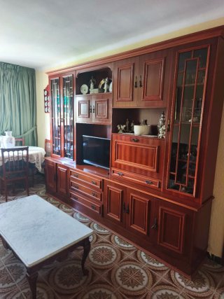Mueble de salón clásico con vitrinas