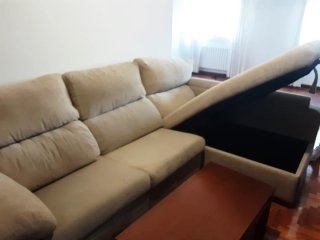 Sofá de tela beige