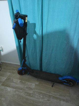 Patinete Eléctrico Negro y Azul