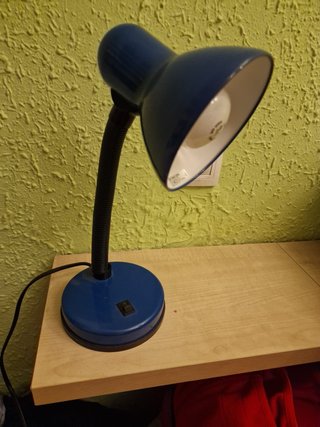 Lámpara de mesa azul flexible