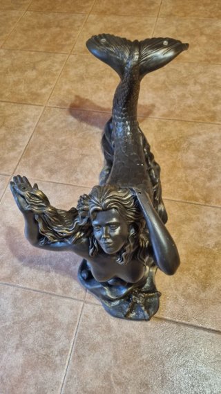 Figura de sirena de bronce. Pie de mesa de centro